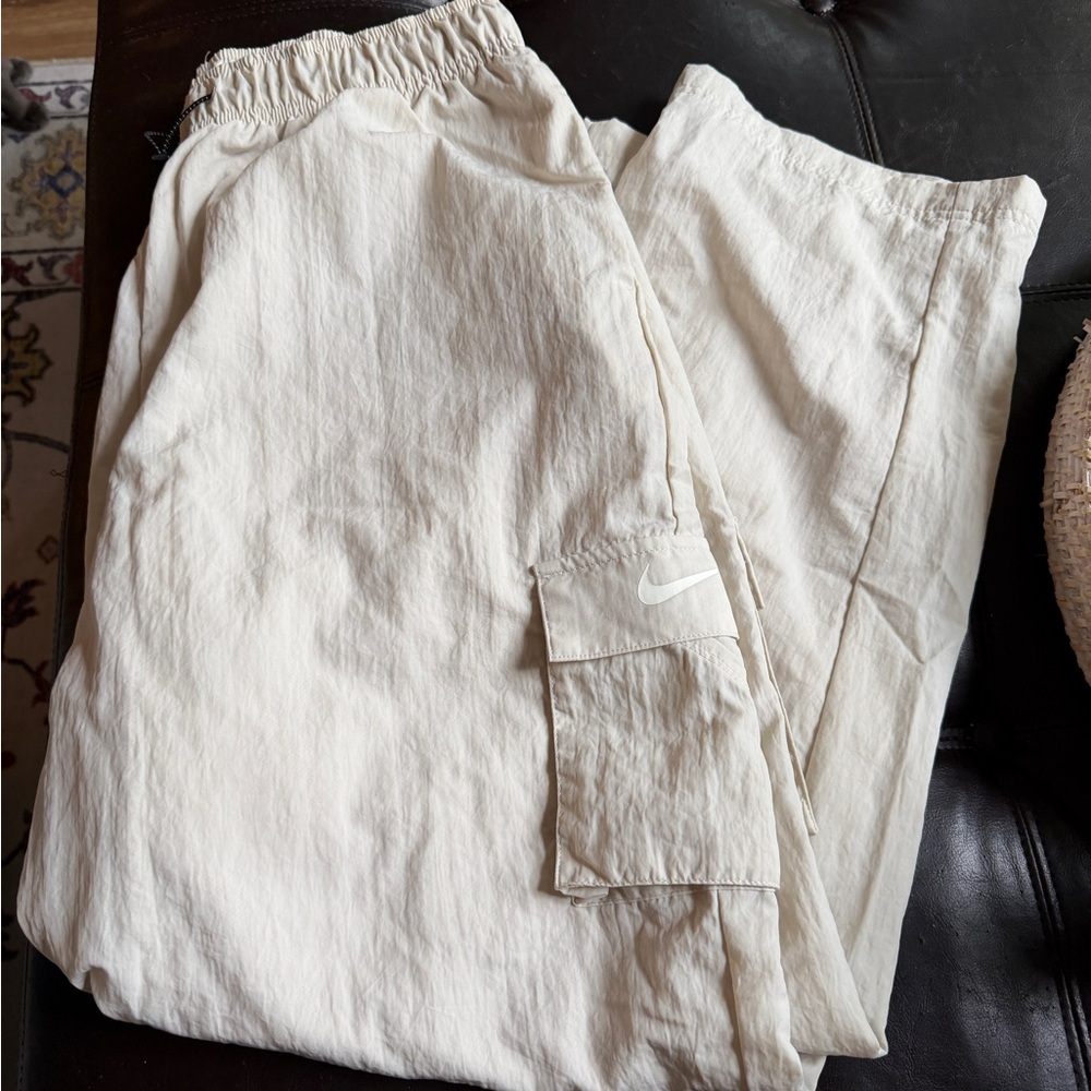 Nike Women’s Woven High-Rise Cargo Pant. Size M.